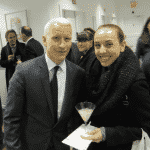 anderson cooper at mother gloria vanderbilt art exhibit